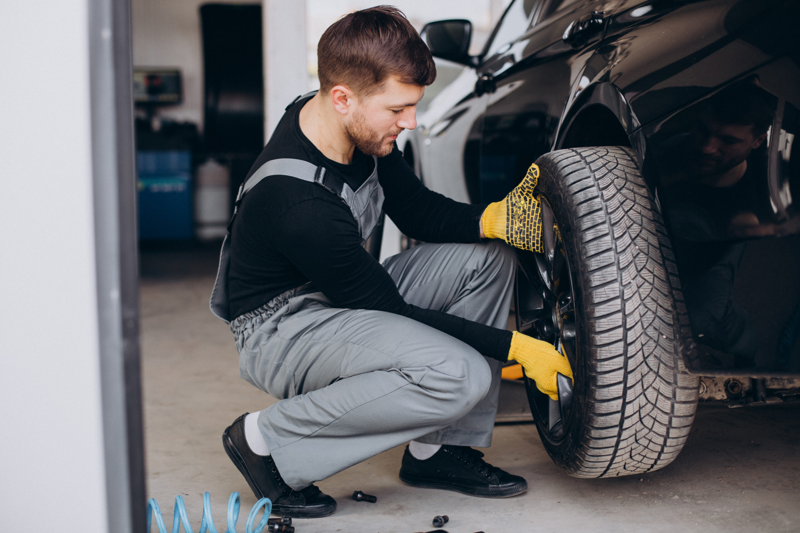 Mechanik podczas wymiany kół i serwisu ogumienia